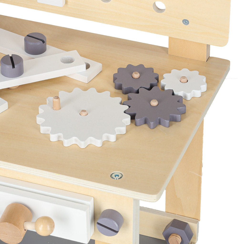 Warsztat z narzędziami drewniany na stoliku zestaw majsterkowicza