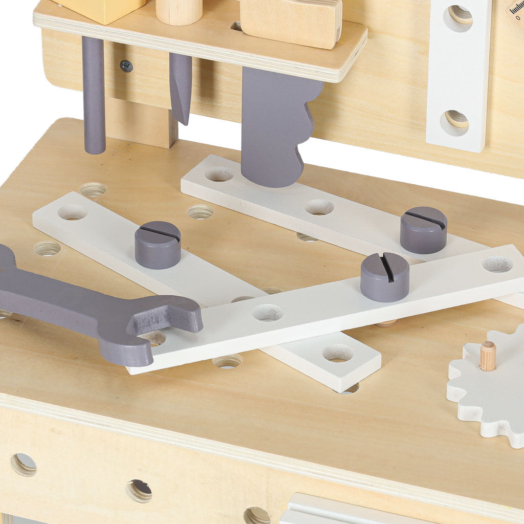 Warsztat z narzędziami drewniany na stoliku zestaw majsterkowicza