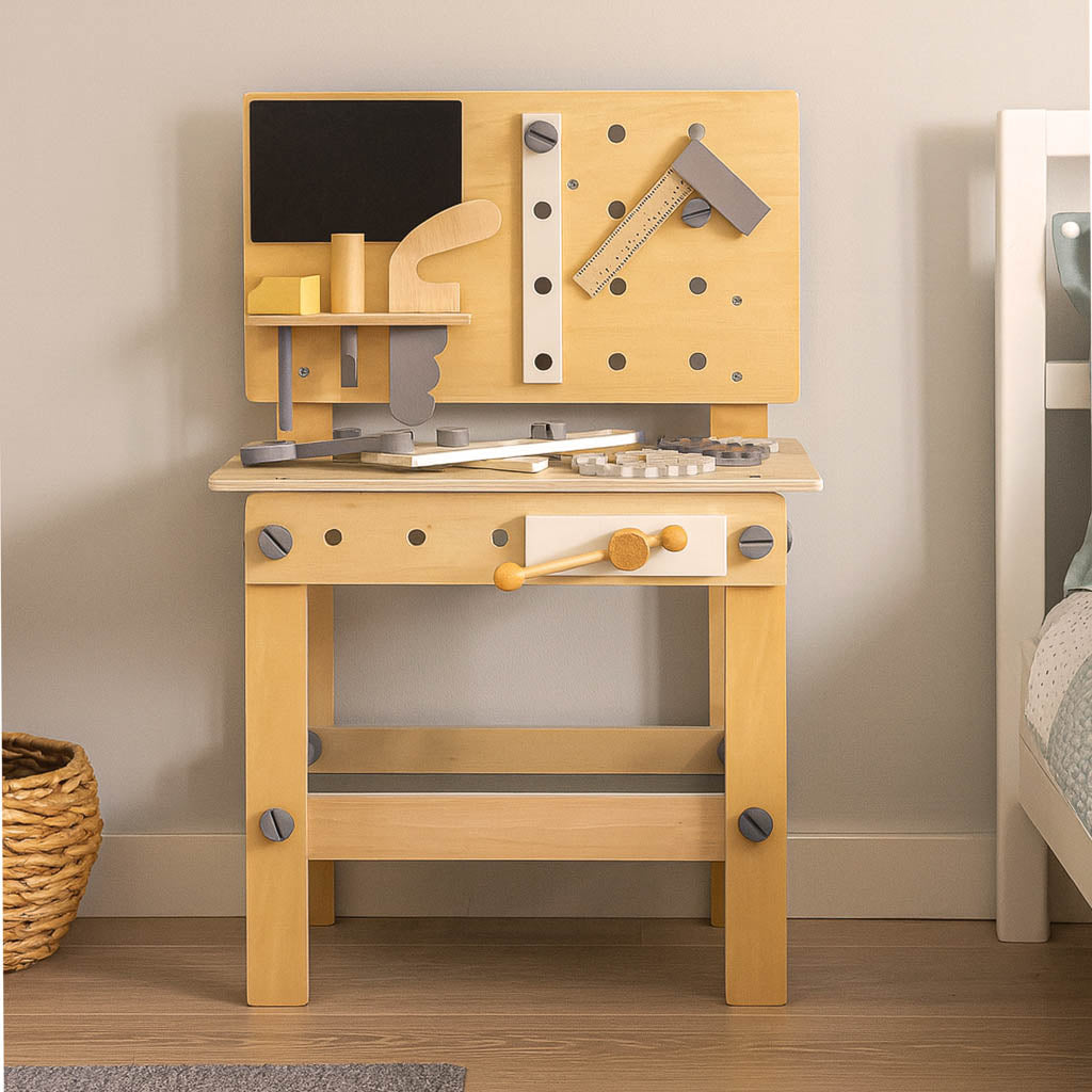 Warsztat z narzędziami drewniany na stoliku zestaw majsterkowicza