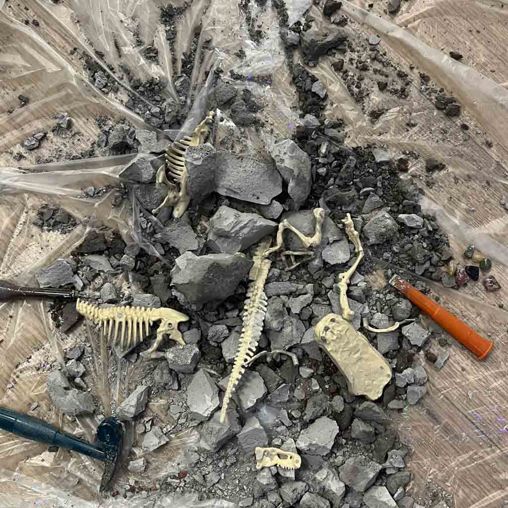 Zestaw do wykopalisk dinozaurów: wykopuj i składaj szkielety. Edukacyjna zabawka dla dzieci, idealna dla małych paleontologów, rozwijająca pasję do odkryć.