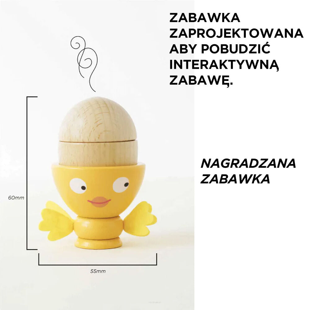 Uroczy, nagradzany drewniany kieliszek na jajka w formie żółtego kurczaczka (60x55mm) z otwieralnym jajkiem na magnes. Idealna zabawka wspierająca kreatywną i interaktywną zabawę.
