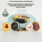 Drewniany zestaw ciasteczek: 9 bogato zdobionych słodkości w pastelowych kolorach, podanych na ażurowym talerzyku. Idealna, ekologiczna zabawka bez plastiku dla dzieci, zapewniająca bezpieczną i realistyczną zabawę.