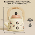 Drewniany czajniczek Le Toy Van, akcesoria kuchenne dla dzieci, w kolorze złamanej bieli z kwiatowym wzorem. Ekologiczna zabawka z drewna ze zrównoważonych źródeł, bez plastiku, z realistycznym uchwytem i zdejmowaną pokrywką do zabawy w herbatkę.