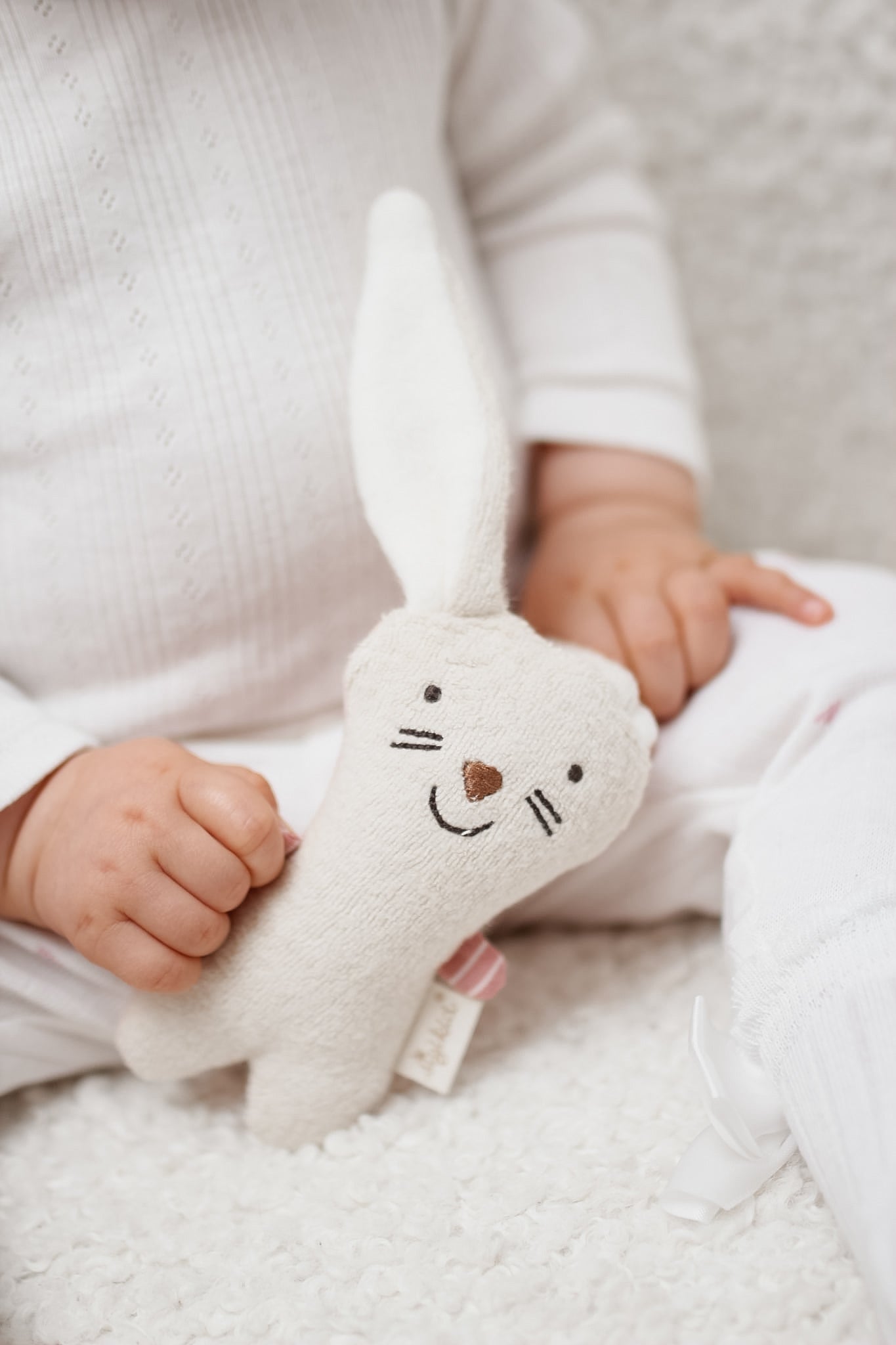Pierwsza przytulanka Króliczek grzechotka sigikid, miła w dotyku maskotka wspierająca rozwój sensoryczny maluszka.
