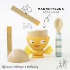 Drewniany kieliszek do jajka i jajko: urocza zabawka z żółtym kurczaczkiem, magnetycznym otwierającym się jajkiem, drewnianą łyżeczką i ręcznie malowanymi mieszadełkami. Idealna do kreatywnej, sensorycznej zabawy dla dzieci.