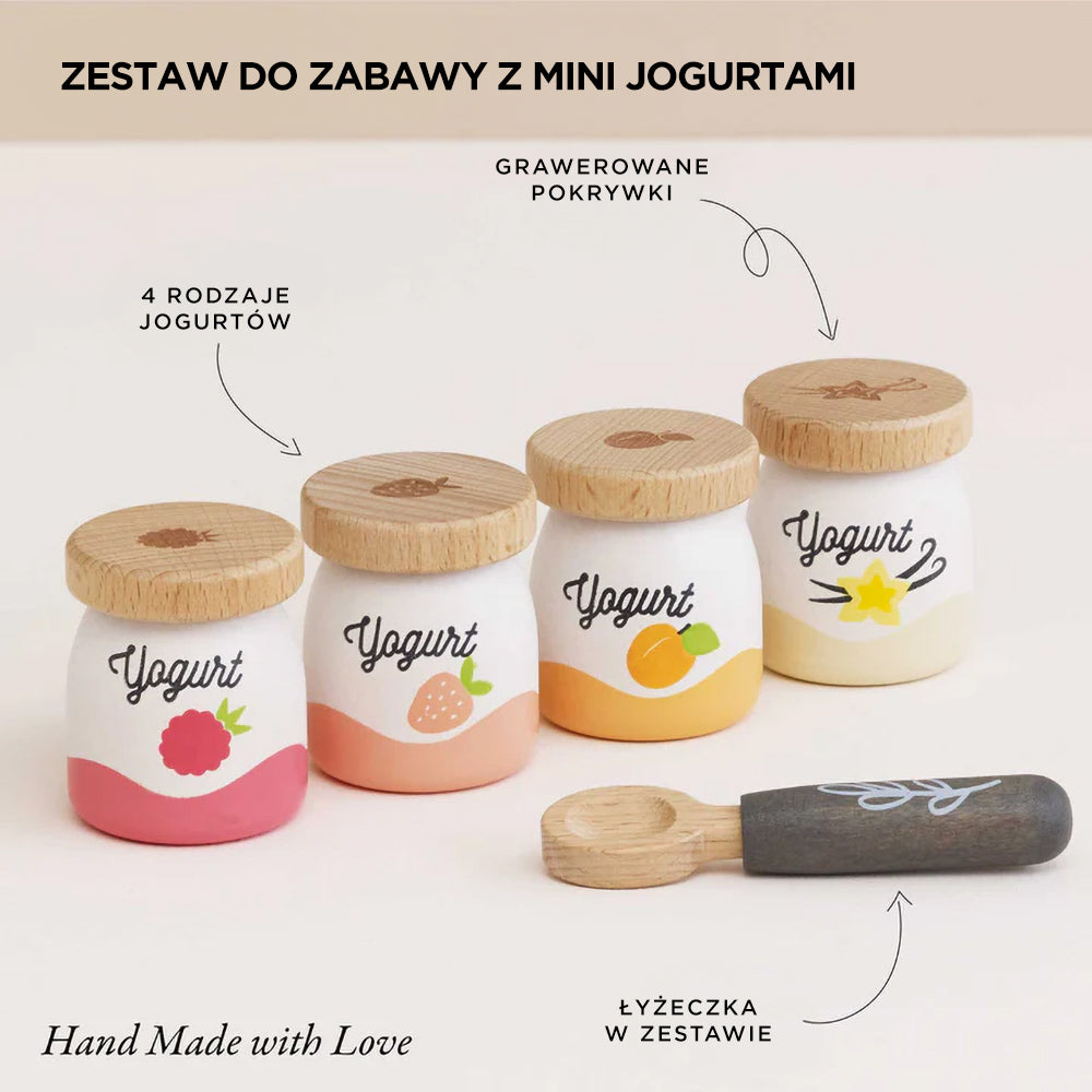 Drewniane jogurty do zabawy: zestaw 4 pastelowych kubeczków (malina, truskawka, morela, wanilia) z grawerowanymi wieczkami i łyżeczką. Idealne akcesoria kuchenne dla małego szefa.