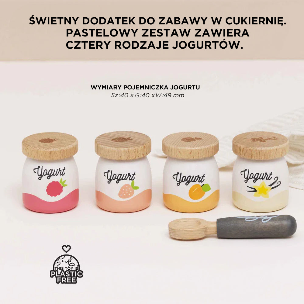 Drewniane jogurty do zabawy w czterech pastelowych smakach (malina, truskawka, morela, wanilia) z grawerowanymi wieczkami i pasującą łyżeczką. Ekologiczne akcesoria kuchenne plastik free do kreatywnej zabawy w odgrywanie ról.