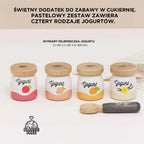 Drewniane jogurty do zabawy w czterech pastelowych smakach (malina, truskawka, morela, wanilia) z grawerowanymi wieczkami i pasującą łyżeczką. Ekologiczne akcesoria kuchenne plastik free do kreatywnej zabawy w odgrywanie ról.