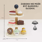 Elegancka drewniana patera 3-poziomowa z zestawem 7 uroczych, kolorowych, bezpiecznych dla dzieci słodkości do zabawy w gotowanie. Zabawka wykonana z ekologicznego, zrównoważonego drewna, bez plastiku, wymiary: 250mm wys. x 175mm gł.