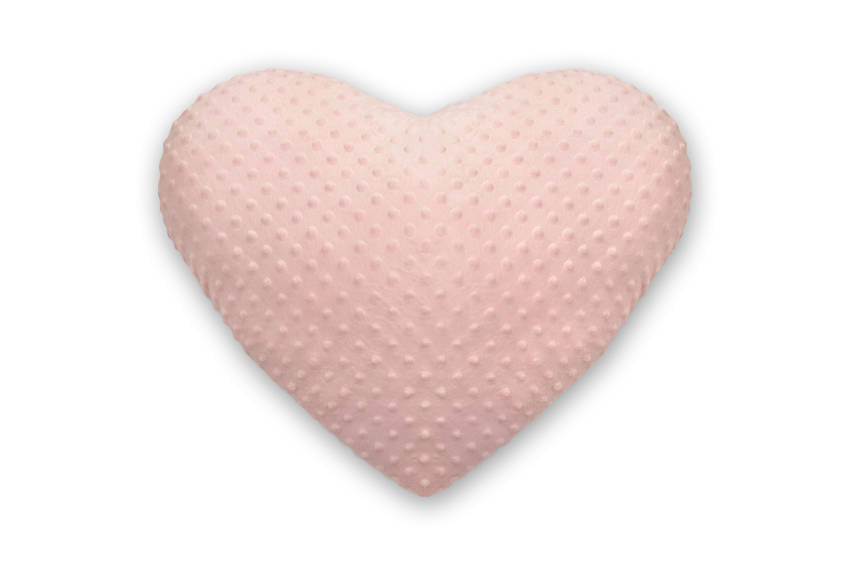 Różowa poduszka SERCE Dream Pillow z pluszu minky, miła w dotyku z charakterystycznymi wypustkami, doskonała dekoracja dziecięcego pokoju.