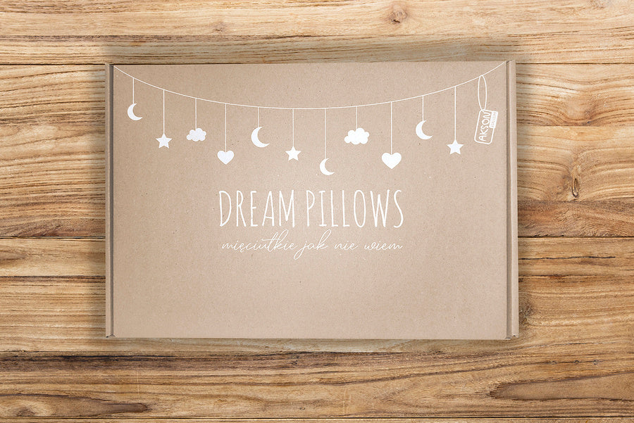 Opakowanie prezentowe girlandy pluszowej Dream Pillows GWIAZDKI, brązowe pudełko z motywem księżyców i gwiazd.