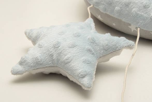 Miękka, błękitna pluszowa gwiazdka z delikatną teksturą, element girlandy Dream Pillows Księżyc, idealna dekoracja do przytulnego pokoju dziecięcego.
