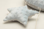 Miękka, błękitna pluszowa gwiazdka z delikatną teksturą, element girlandy Dream Pillows Księżyc, idealna dekoracja do przytulnego pokoju dziecięcego.
