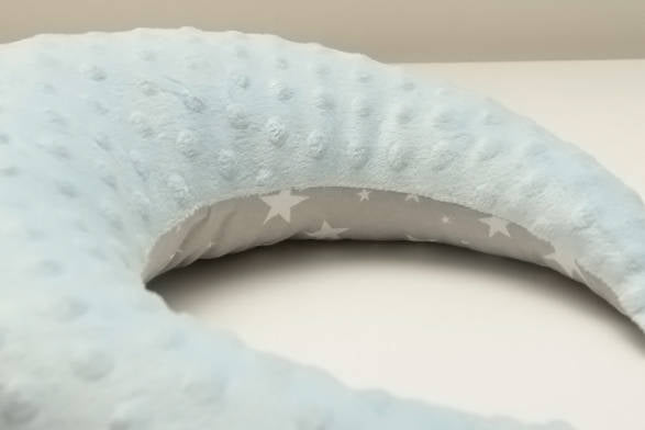 Dream Pillows girlanda pluszowa Księżyc: zbliżenie na miękki błękitny plusz i bawełnę w białe gwiazdki, idealna dekoracja do pokoju dziecka.