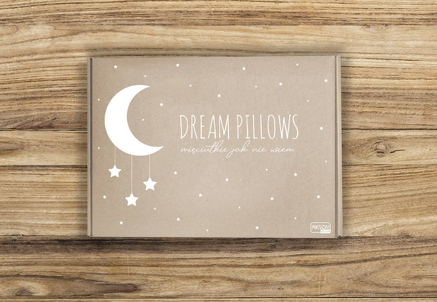 Opakowanie girlandy pluszowej Dream Pillows Księżyc, beżowe, z białym księżycem, gwiazdkami i napisem "mięciutkie jak nie wiem", idealne do pokoju dziecka.