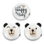 Zestaw 3 białych, okrągłych poduszek z ekoskóry: dwa wzory misia i jedna z napisem 'Be Happy My Baby'. Idealne do dziecięcego pokoju, kącika zabaw, jako stylowy i wygodny element wystroju.