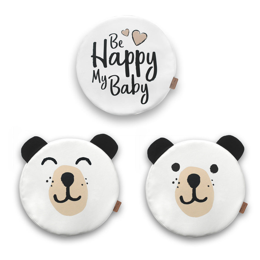 Zestaw 3 białych, okrągłych poduszek z ekoskóry: dwa wzory misia i jedna z napisem 'Be Happy My Baby'. Idealne do dziecięcego pokoju, kącika zabaw, jako stylowy i wygodny element wystroju.
