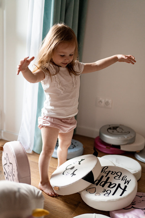 Poduszki białe ekoskóra PIESEK z uszkami 1 szt. 6 cm