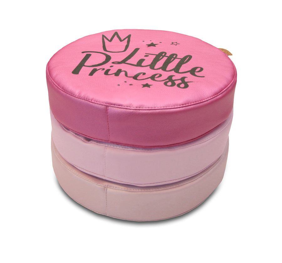 Zestaw 3 różowych poduszek ekoskóra LITTLE PRINCESS o grubości 6 cm, w odcieniach fuksji, jasnego i pudrowego różu, z nadrukiem korony i LITTLE PRINCESS, idealne do stworzenia bajkowego i przytulnego kącika w pokoju dziewczynki.