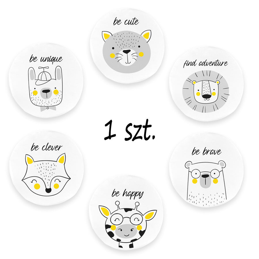 Stylowa, okrągła poduszka z ekoskóry dla dzieci, ozdobiona uroczym zwierzątkiem z afirmacją: kot 'be cute', lama 'be unique', lew 'find adventure', lis 'be clever', miś 'be brave', żyrafa 'be happy'. Doskonały akcent do pokoju dziecka.