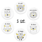 Stylowa, okrągła poduszka z ekoskóry dla dzieci, ozdobiona uroczym zwierzątkiem z afirmacją: kot 'be cute', lama 'be unique', lew 'find adventure', lis 'be clever', miś 'be brave', żyrafa 'be happy'. Doskonały akcent do pokoju dziecka.