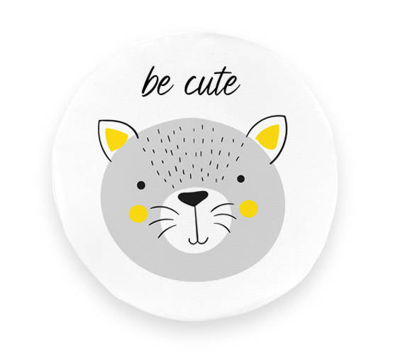 Okrągła poduszka z ekoskóry z wizerunkiem uroczego szarego kotka i napisem "be cute", idealna do pokoju dziecięcego.