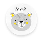 Okrągła poduszka z ekoskóry z wizerunkiem uroczego szarego kotka i napisem "be cute", idealna do pokoju dziecięcego.