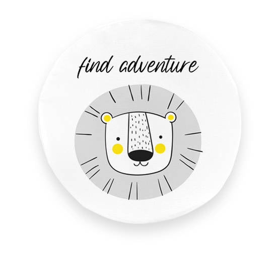Poduszka ekoskóra ZWIERZĄTKA AFIRMACJE z uroczym rysunkowym lwem i inspirującym napisem „find adventure”