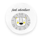 Poduszka ekoskóra ZWIERZĄTKA AFIRMACJE z uroczym rysunkowym lwem i inspirującym napisem „find adventure”