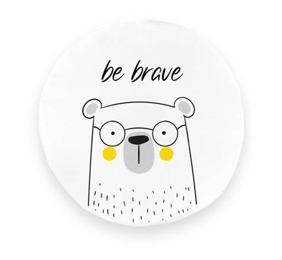 Kolorowa poduszka ekoskóra dla dzieci z zabawnym misiem w okularach i inspirującą afirmacją "be brave". Idealna do pokoju dziecięcego.