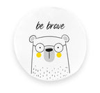 Kolorowa poduszka ekoskóra dla dzieci z zabawnym misiem w okularach i inspirującą afirmacją "be brave". Idealna do pokoju dziecięcego.