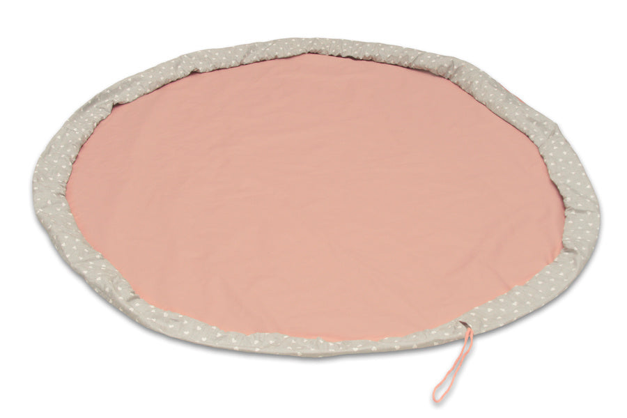 Worek mata na zabawki 3w1 w kolorze pudrowego różu z szarym brzegiem w serduszka. Praktyczna mata do zabawy i przechowywania zabawek, dodająca uroku dziecięcemu pokojowi.