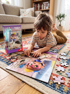 Dziecko układa puzzle Detektyw Basia 60 elementów na dywanie, obok pudełko puzzli 31x21,5 cm.