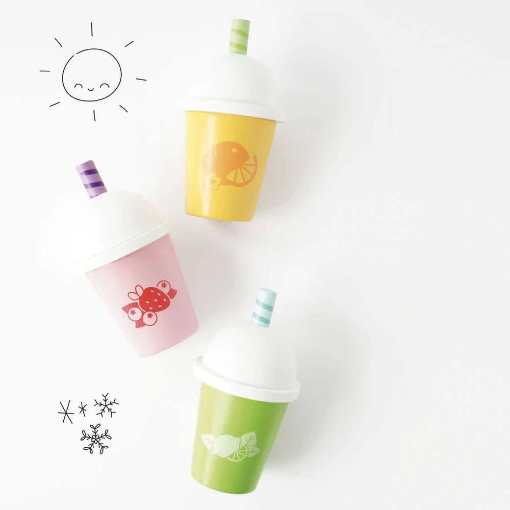 Kolorowy zestaw 3 drewnianych koktajli smoothie w kubkach ze słomkami do zabawy w kawiarnię dla dzieci.