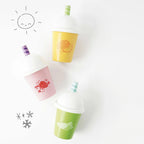 Kolorowy zestaw 3 drewnianych koktajli smoothie w kubkach ze słomkami do zabawy w kawiarnię dla dzieci.