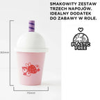Drewniany zestaw napojów smoothie do zabawy w kawiarnię. Różowy kubek z owocowymi ilustracjami i fioletową słomką, zabawka bez plastiku.