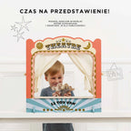 Uśmiechnięty chłopiec bawi się pacynkami w drewnianym teatrzyku Le Toy Van o pastelowych kolorach, idealnym do odgrywania ról.