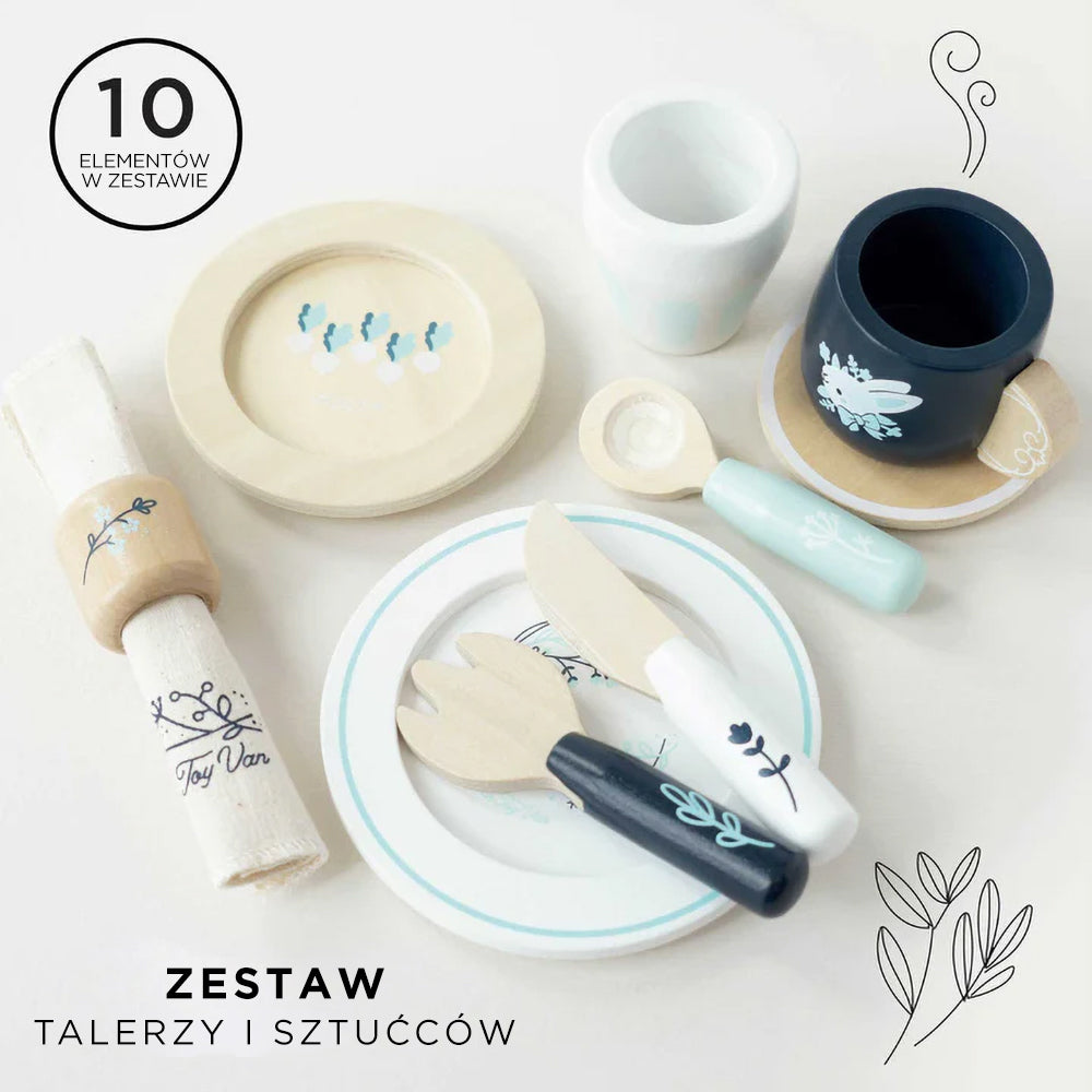 Drewniany zestaw obiadowy dla dzieci do zabawy w odgrywanie ról. Komplet zawiera naczynia, sztućce i serwetkę w naturalnym drewnie, błękicie i bieli z uroczymi motywami roślinnymi.