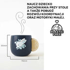 Elegancki granatowy drewniany kubek dla dzieci z uroczym białym króliczkiem i drewnianą rączką, element zestawu obiadowego. Produkt bez plastiku, idealny do nauki zasad stołowych i rozwoju motoryki małej.